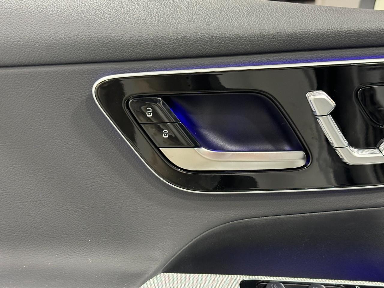 Mercedes-Benz GLC Vehicle Full-screen Gallery Image 23