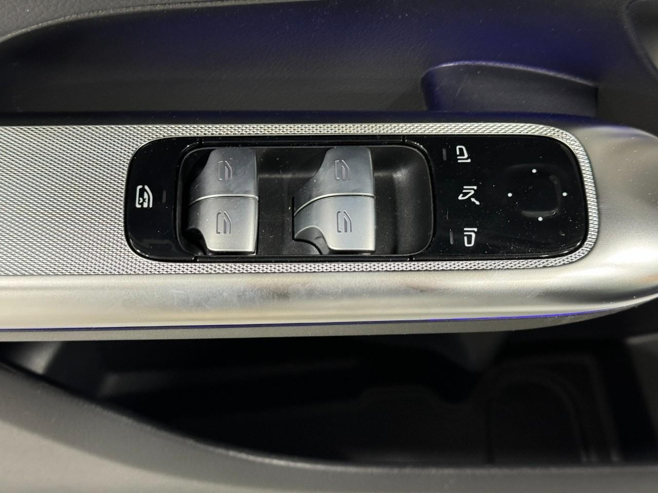 Mercedes-Benz GLC Vehicle Full-screen Gallery Image 24