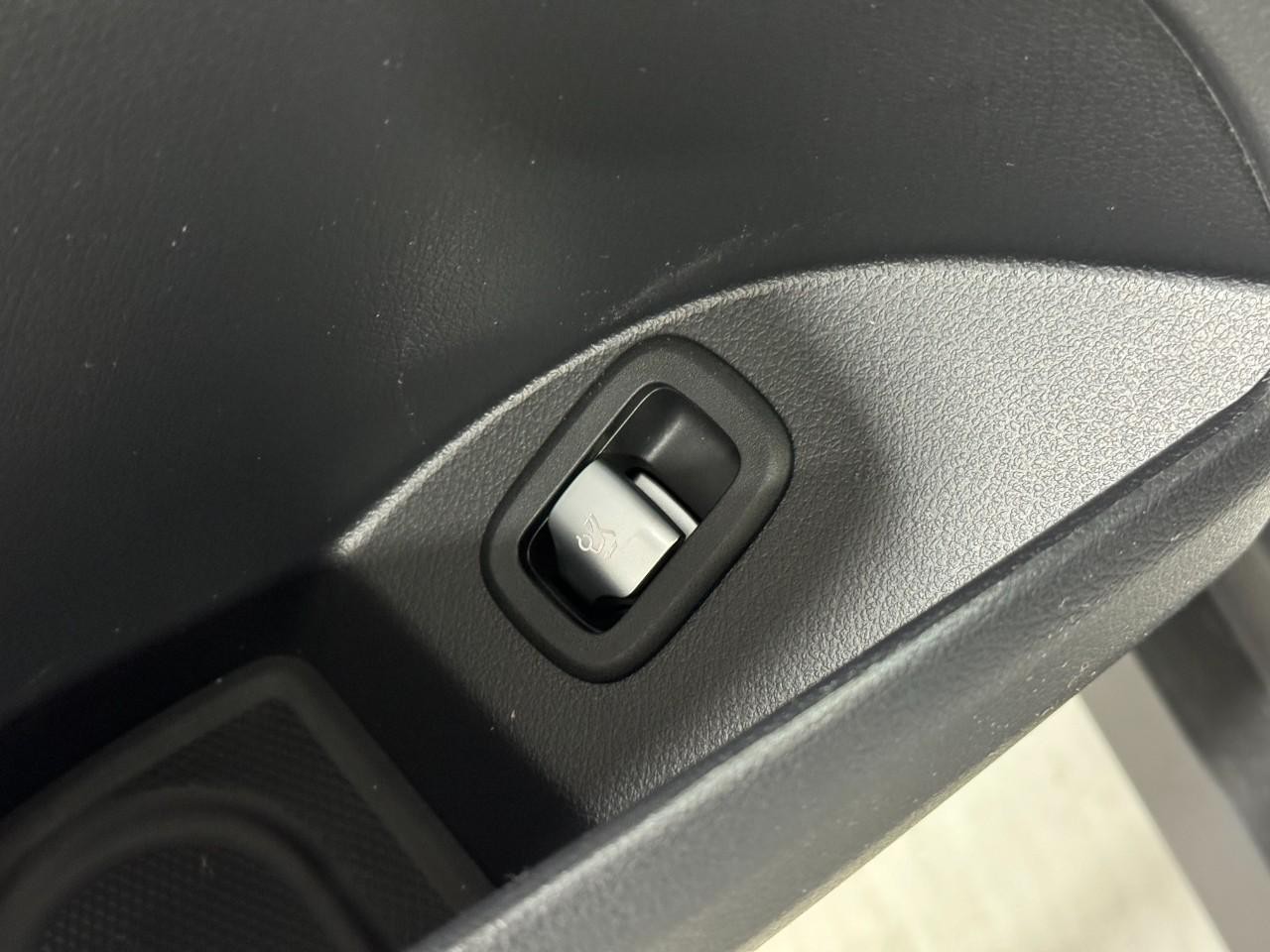 Mercedes-Benz GLC Vehicle Full-screen Gallery Image 26