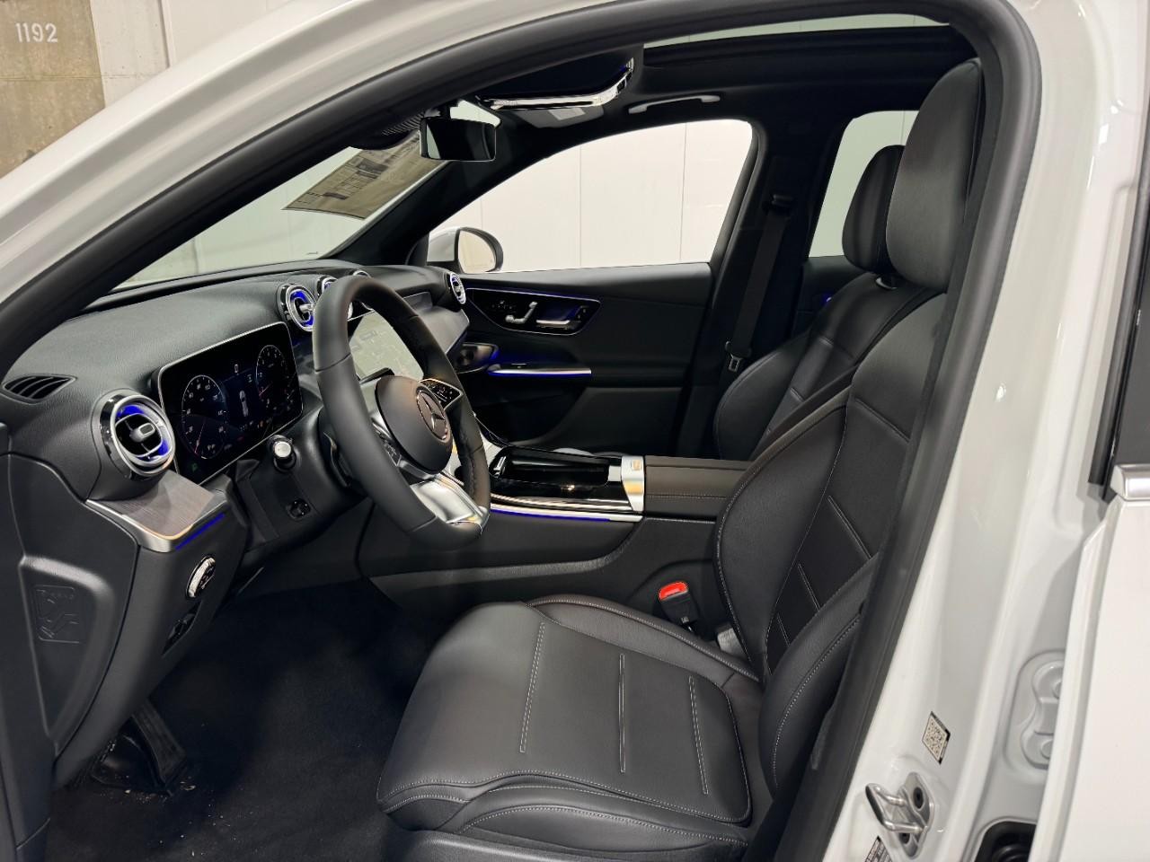 Mercedes-Benz GLC Vehicle Full-screen Gallery Image 27