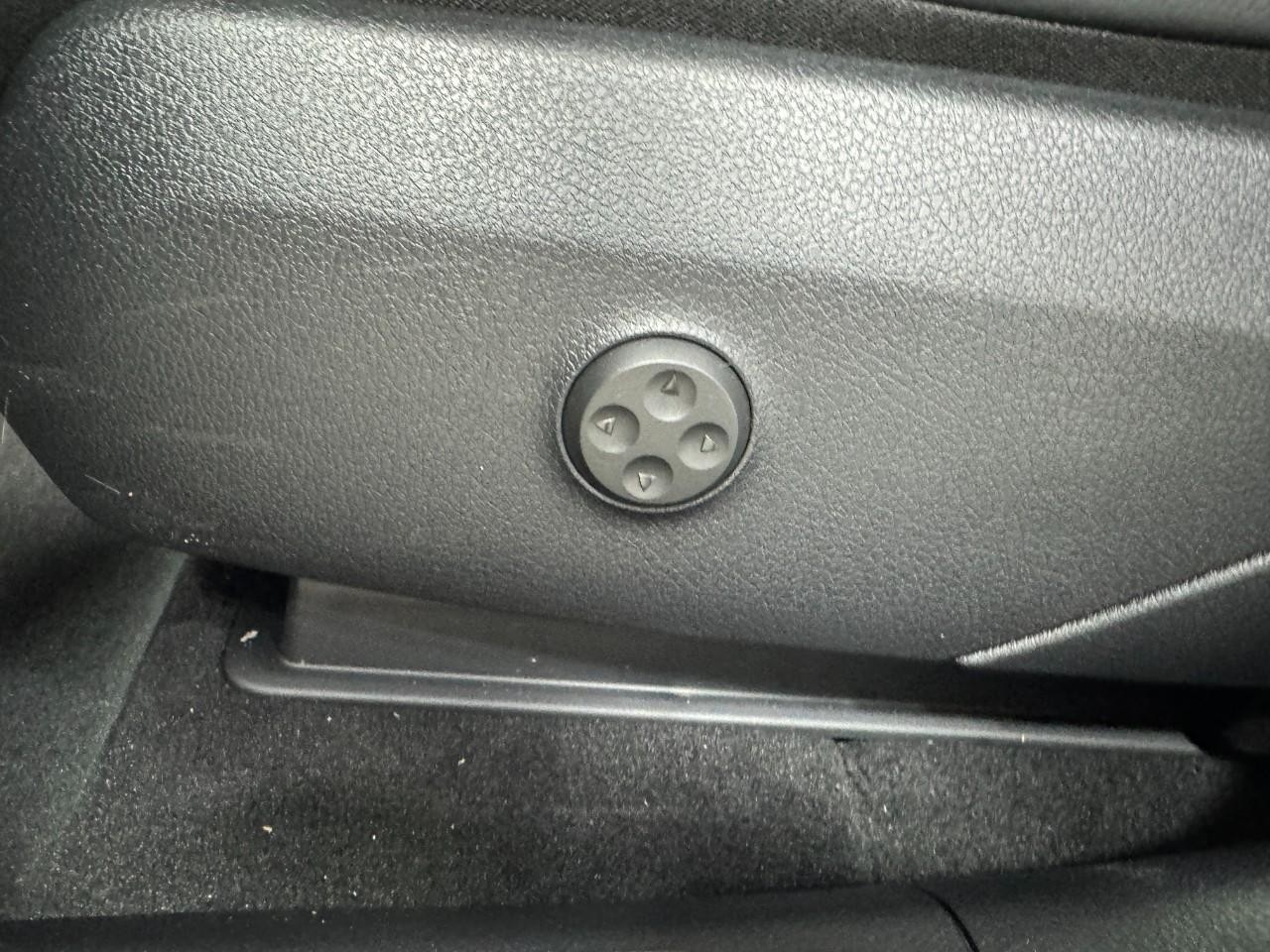 Mercedes-Benz GLC Vehicle Full-screen Gallery Image 29