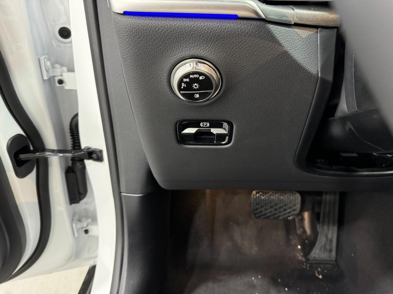 Mercedes-Benz GLC Vehicle Full-screen Gallery Image 30