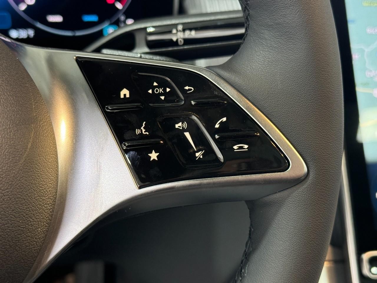 Mercedes-Benz GLC Vehicle Full-screen Gallery Image 32