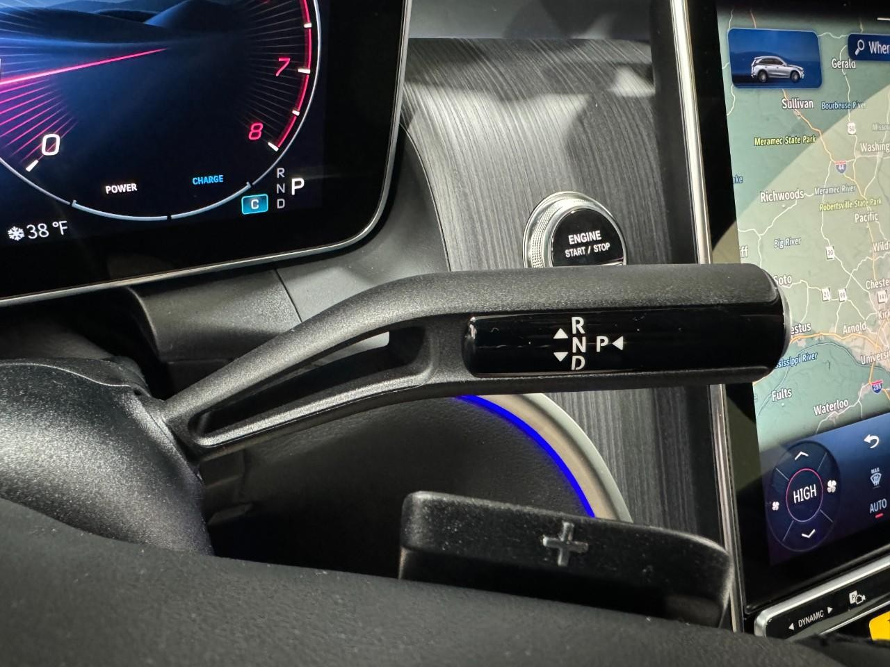 Mercedes-Benz GLC Vehicle Full-screen Gallery Image 34