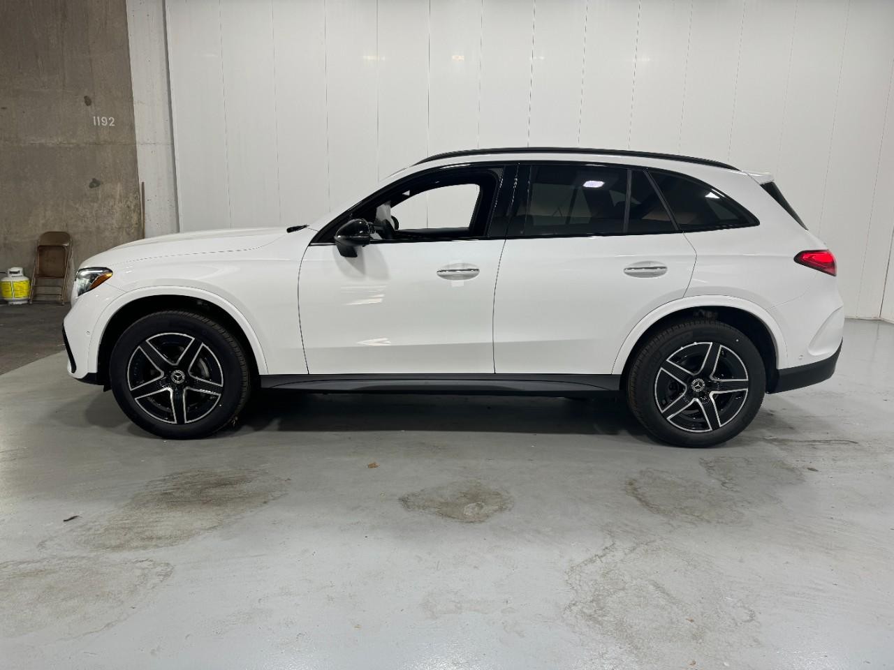 Mercedes-Benz GLC Vehicle Full-screen Gallery Image 2