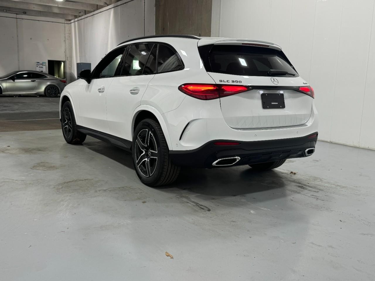 Mercedes-Benz GLC Vehicle Full-screen Gallery Image 3