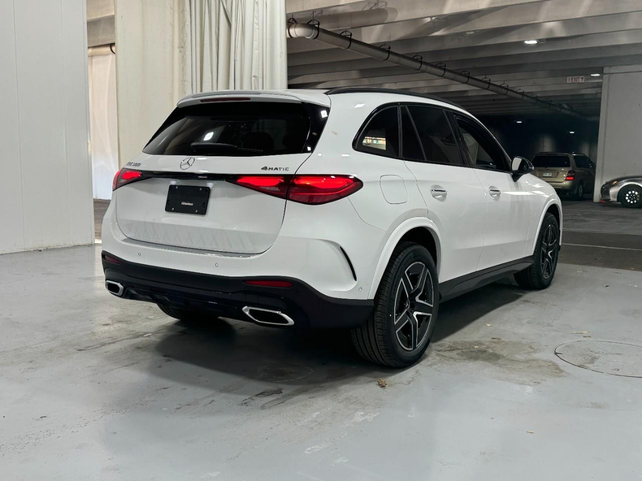 Mercedes-Benz GLC Vehicle Full-screen Gallery Image 4