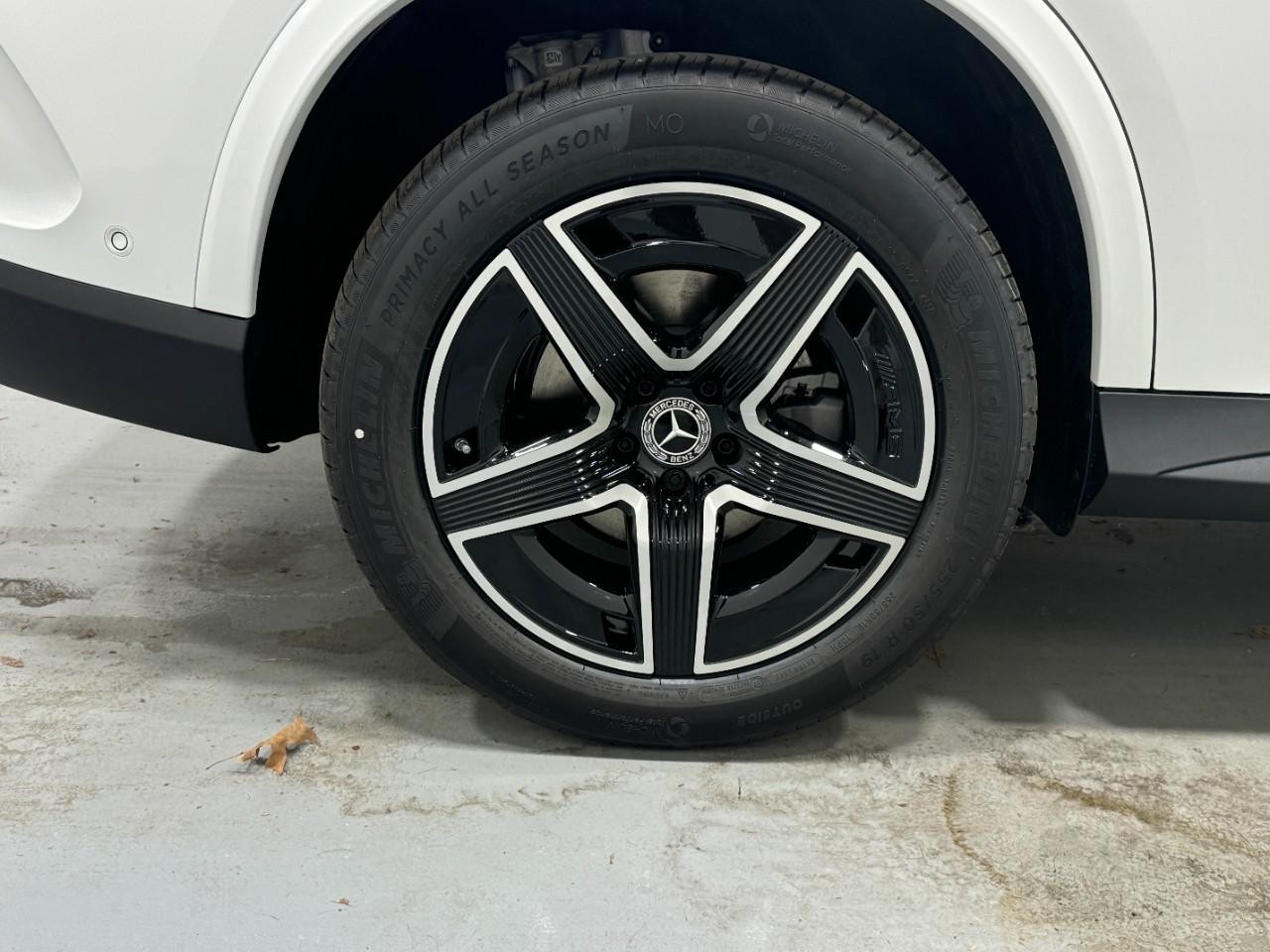 Mercedes-Benz GLC Vehicle Full-screen Gallery Image 5