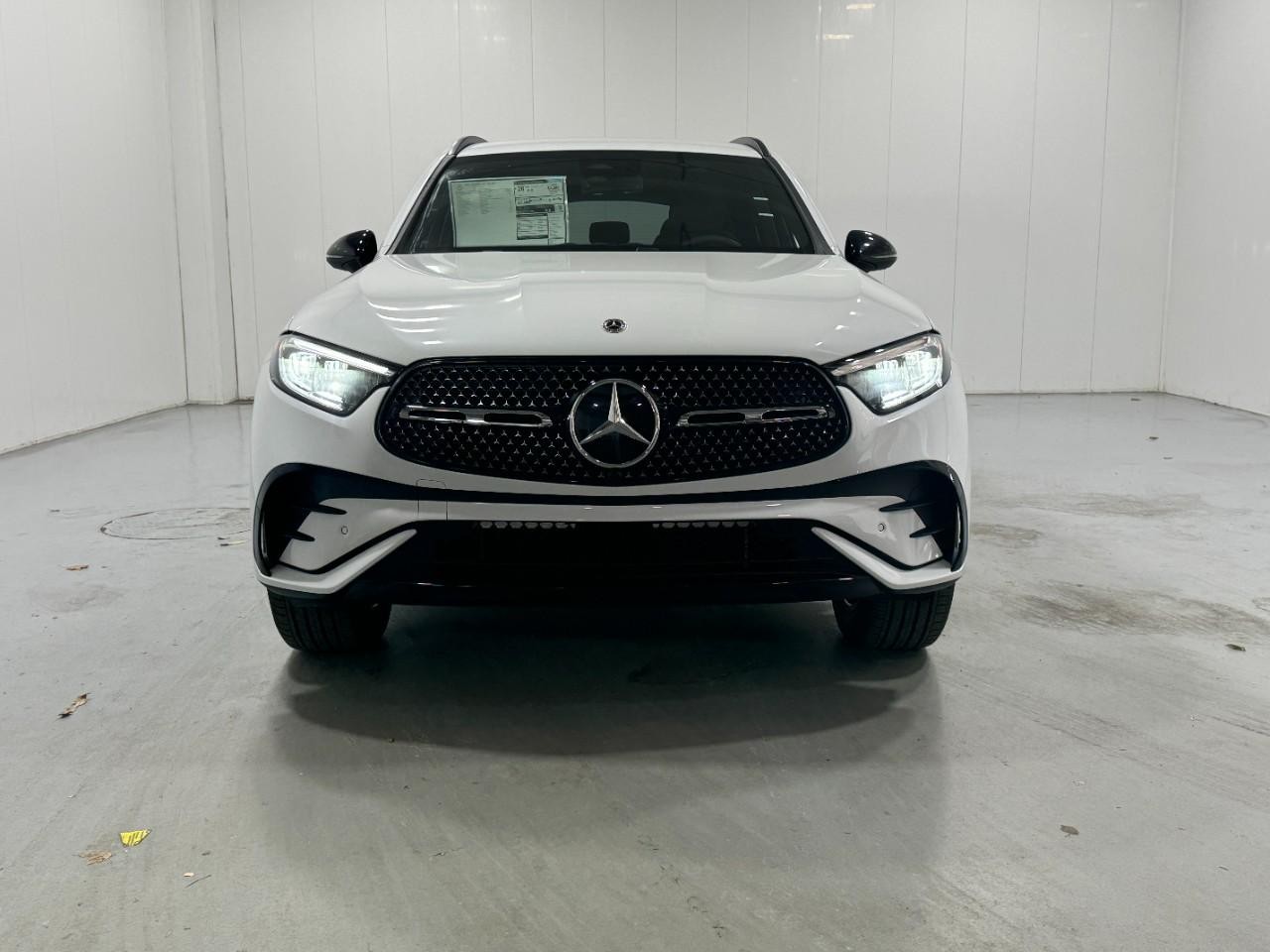 Mercedes-Benz GLC Vehicle Full-screen Gallery Image 7