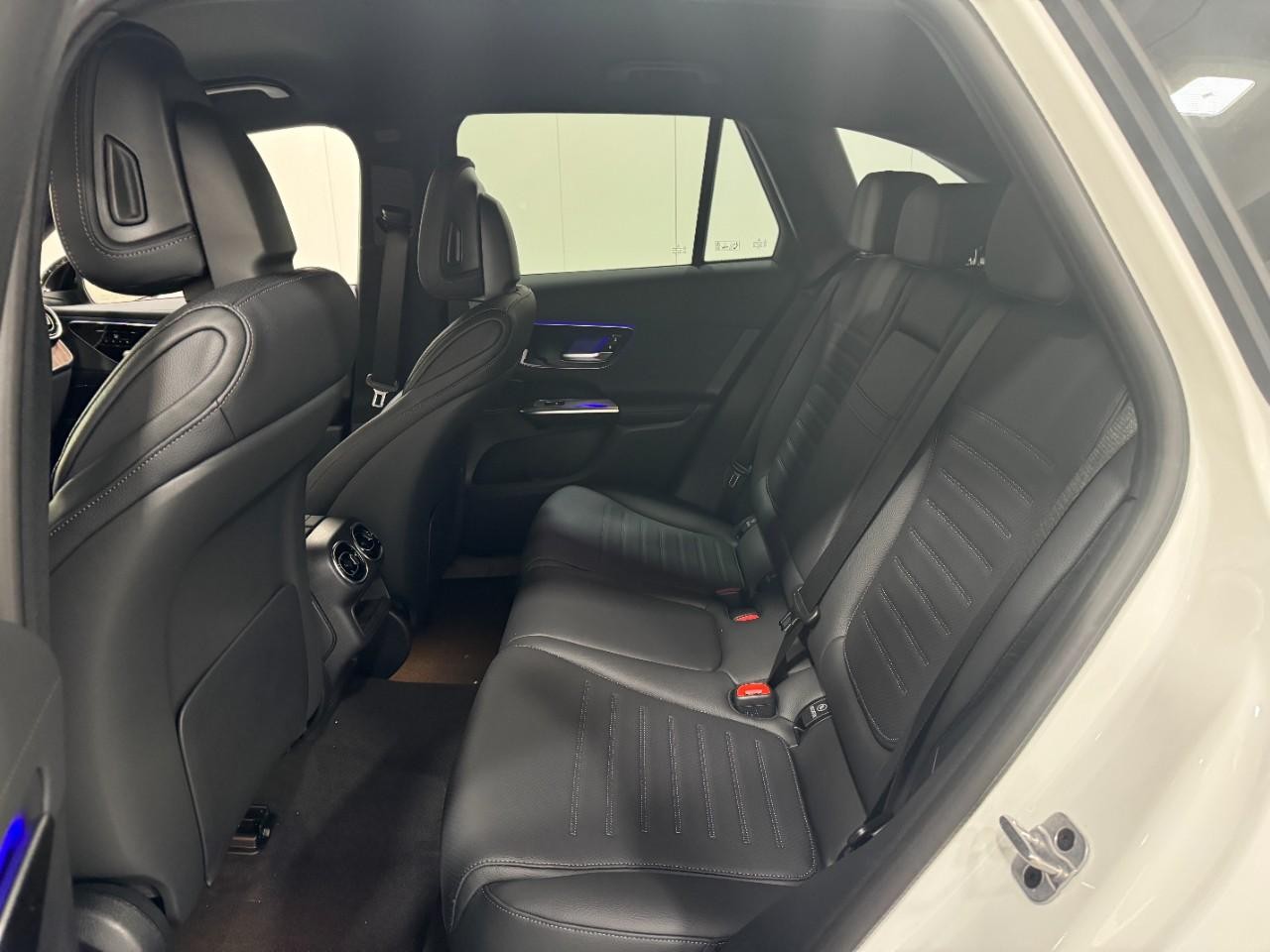 Mercedes-Benz GLC Vehicle Full-screen Gallery Image 8