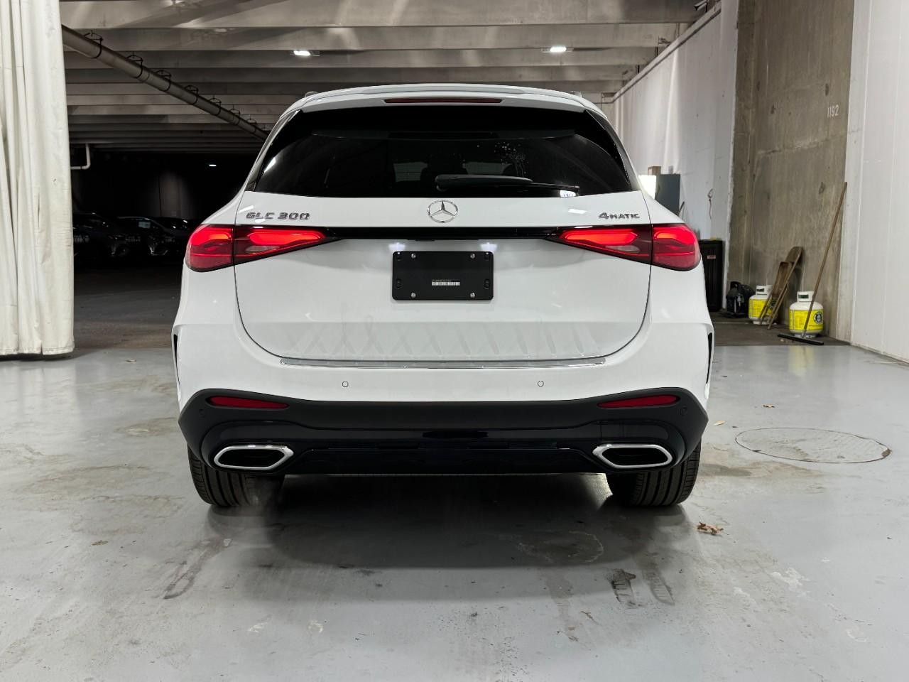 Mercedes-Benz GLC Vehicle Full-screen Gallery Image 9