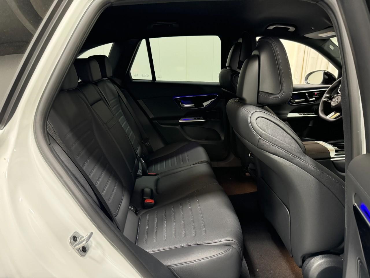 Mercedes-Benz GLC Vehicle Full-screen Gallery Image 10