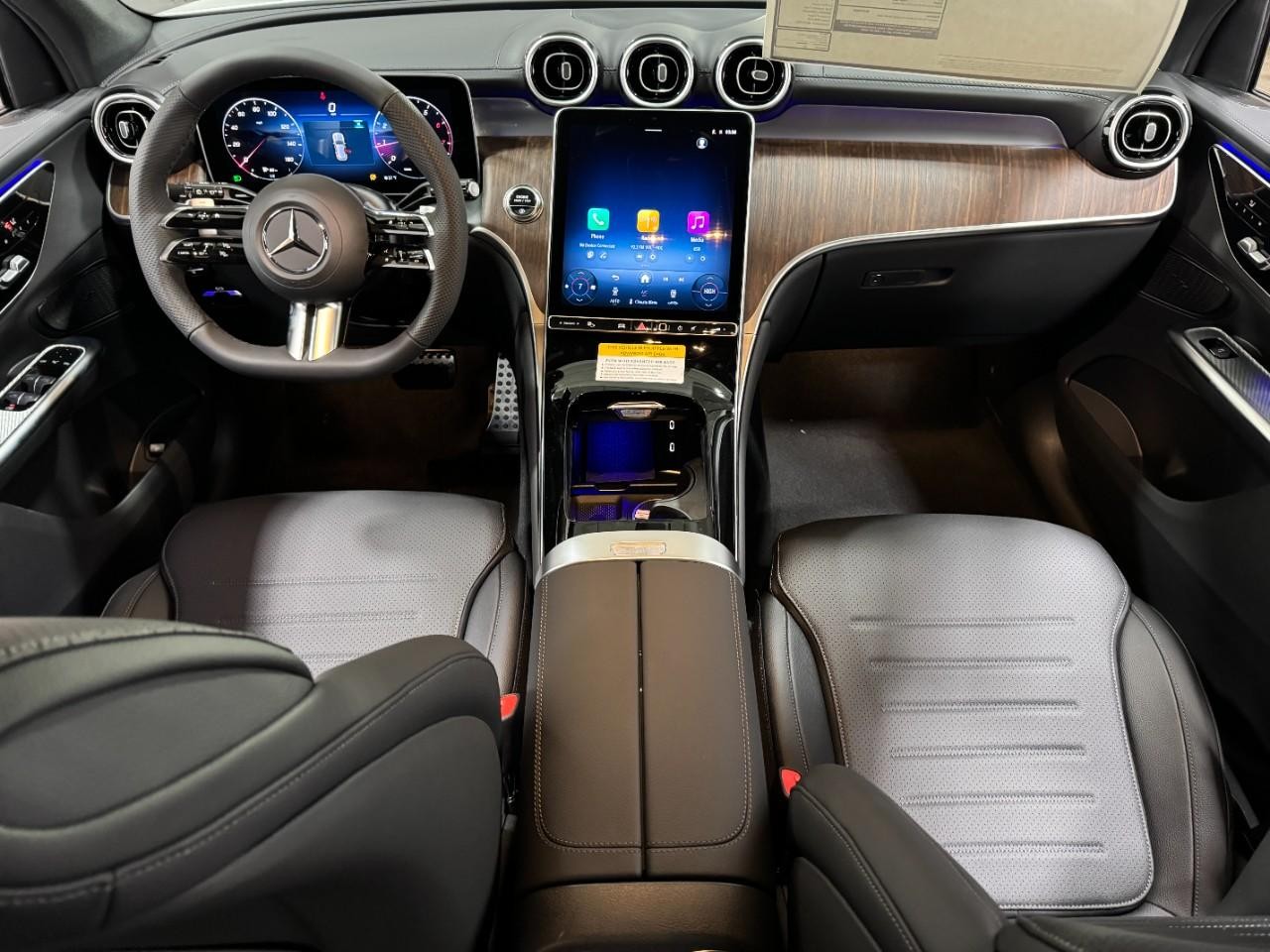 Mercedes-Benz GLC Vehicle Full-screen Gallery Image 11