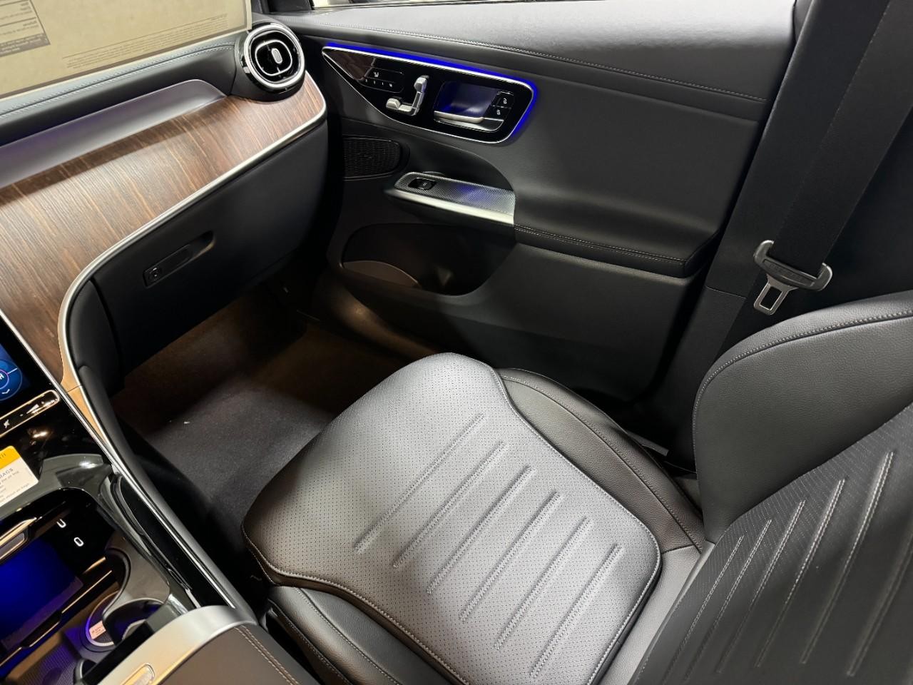 Mercedes-Benz GLC Vehicle Full-screen Gallery Image 14