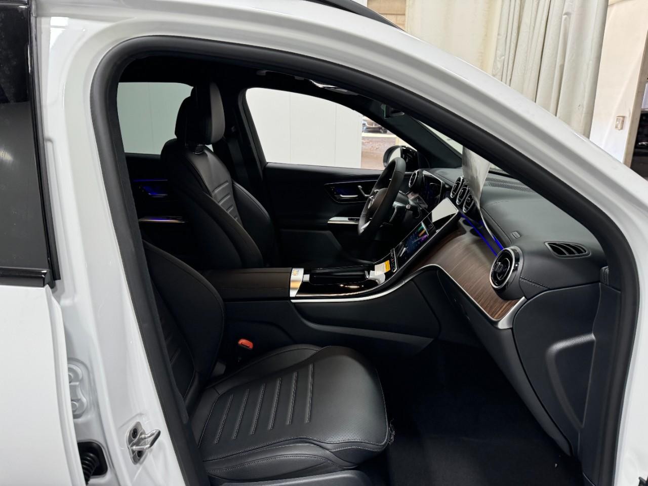 Mercedes-Benz GLC Vehicle Full-screen Gallery Image 15