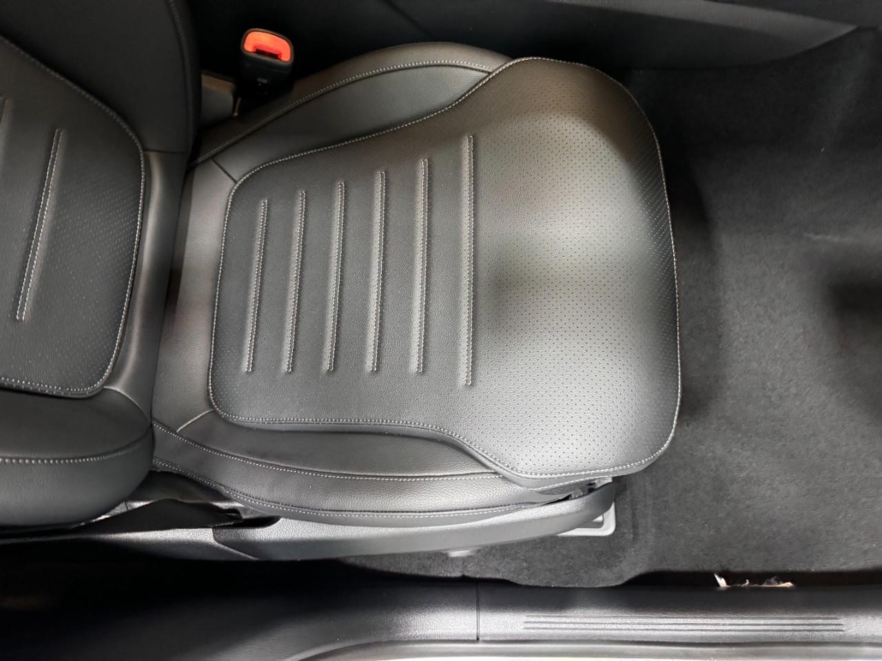 Mercedes-Benz GLC Vehicle Full-screen Gallery Image 16