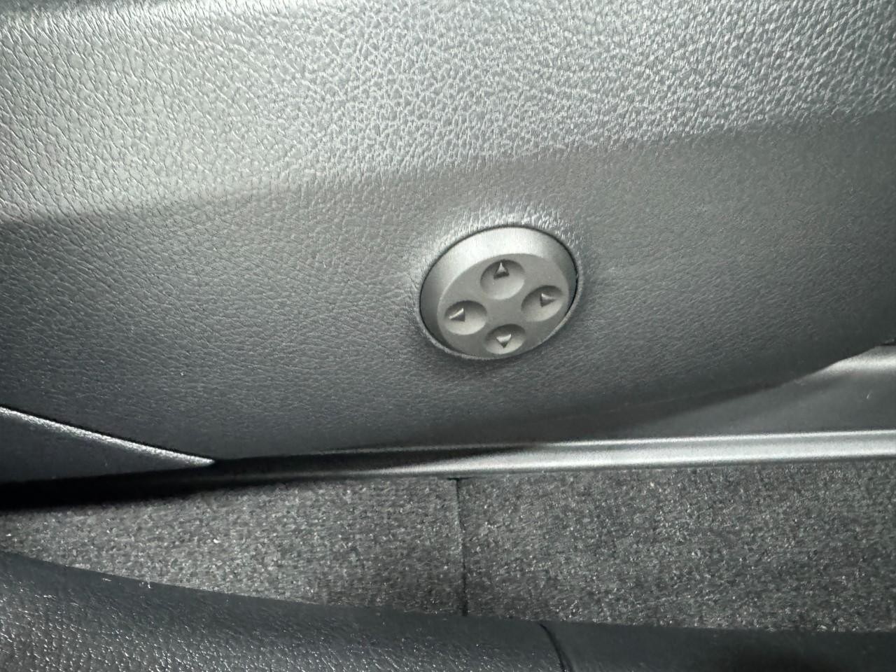 Mercedes-Benz GLC Vehicle Full-screen Gallery Image 17