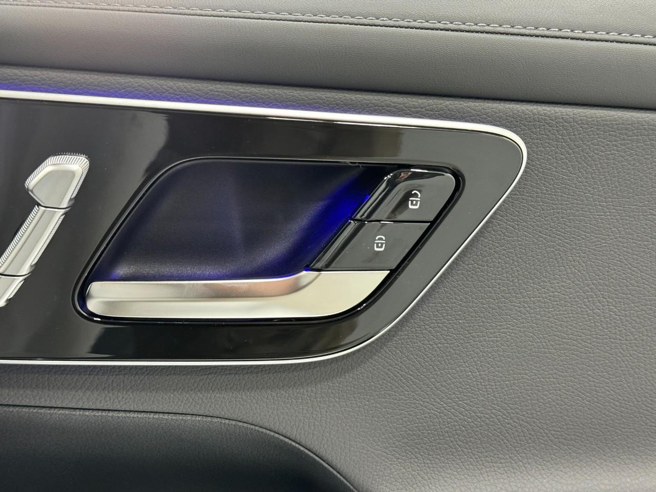 Mercedes-Benz GLC Vehicle Full-screen Gallery Image 19