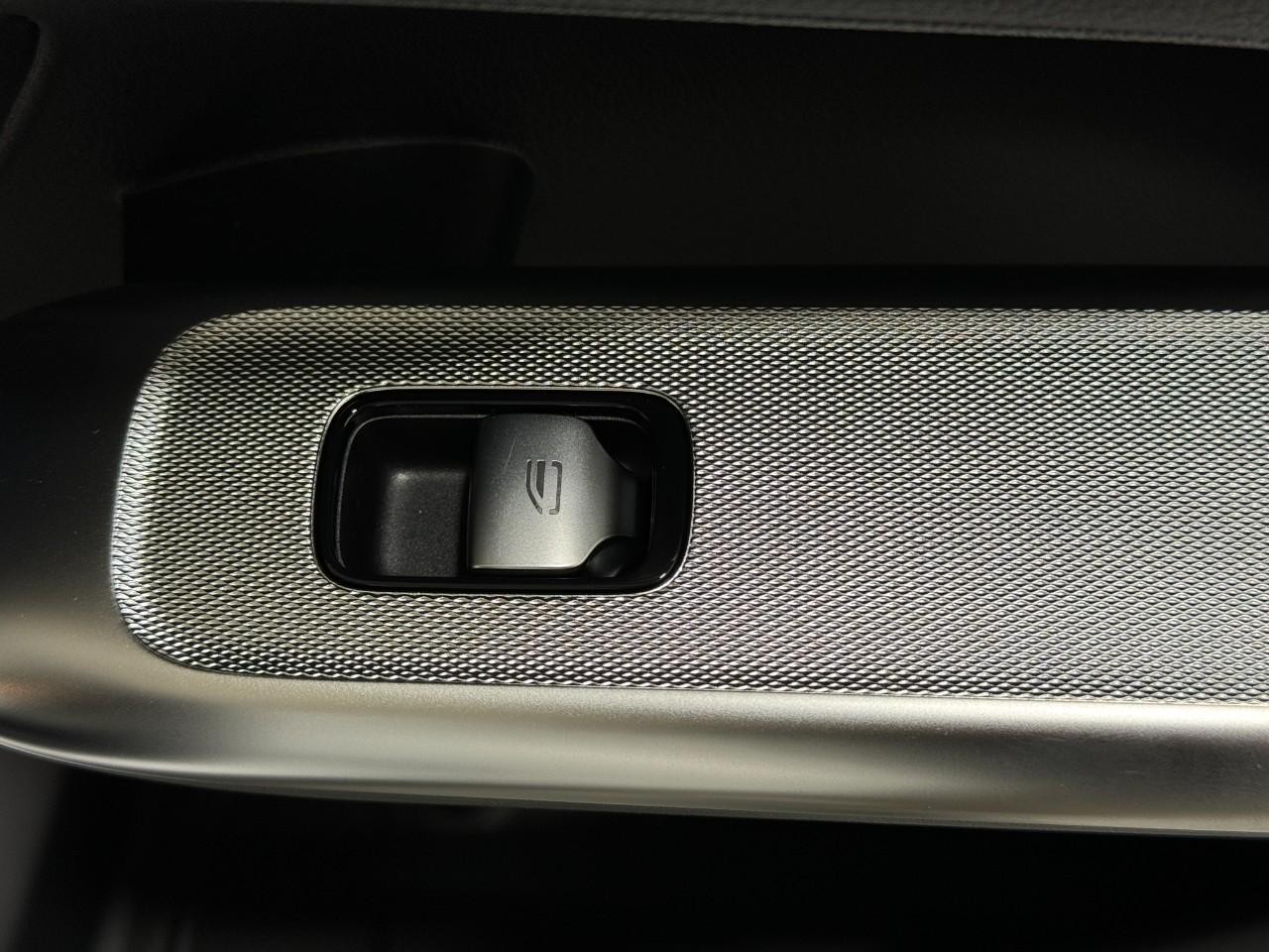 Mercedes-Benz GLC Vehicle Full-screen Gallery Image 20