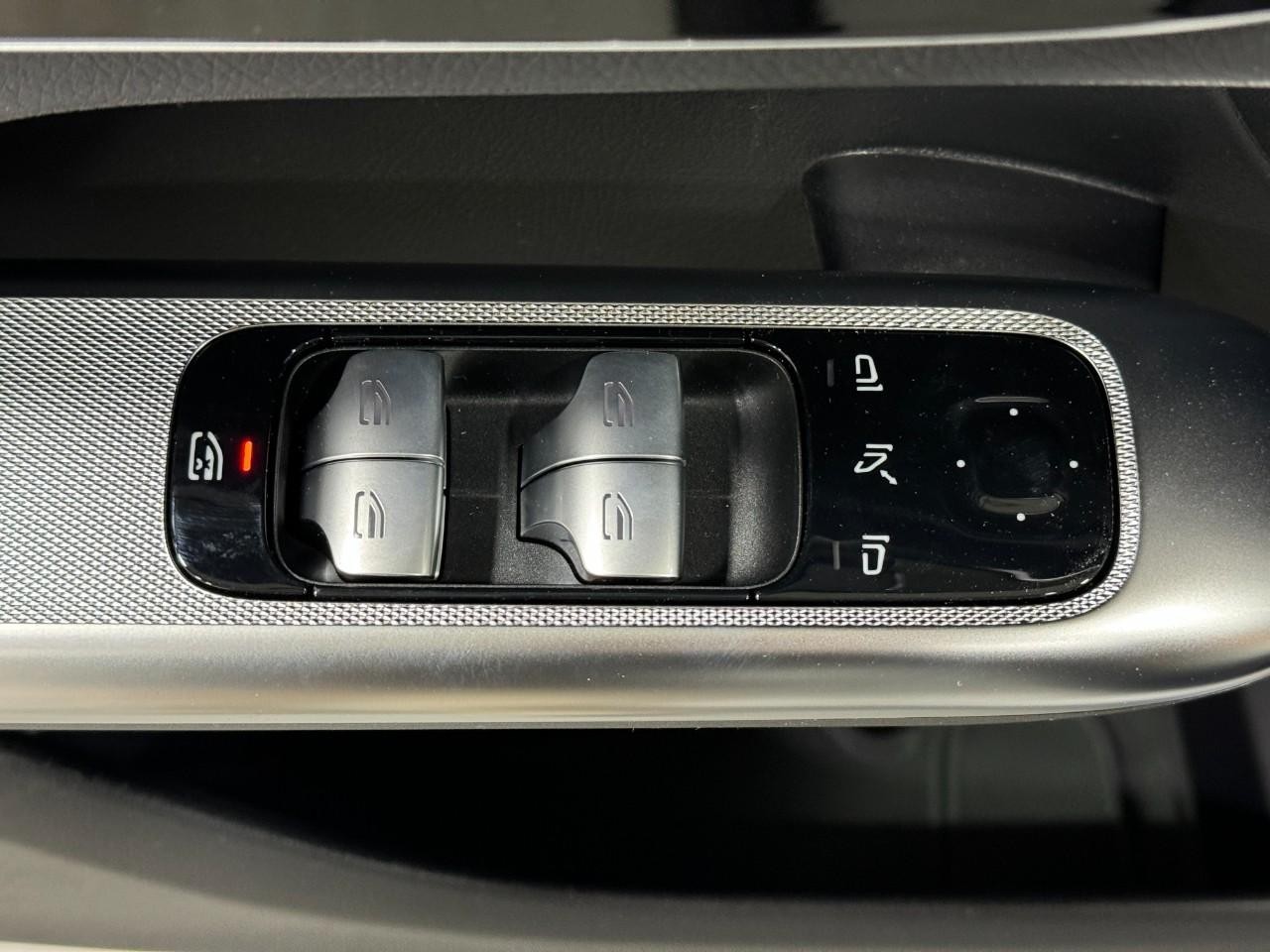 Mercedes-Benz GLC Vehicle Full-screen Gallery Image 23