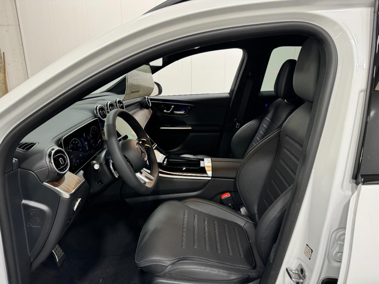 Mercedes-Benz GLC Vehicle Full-screen Gallery Image 24