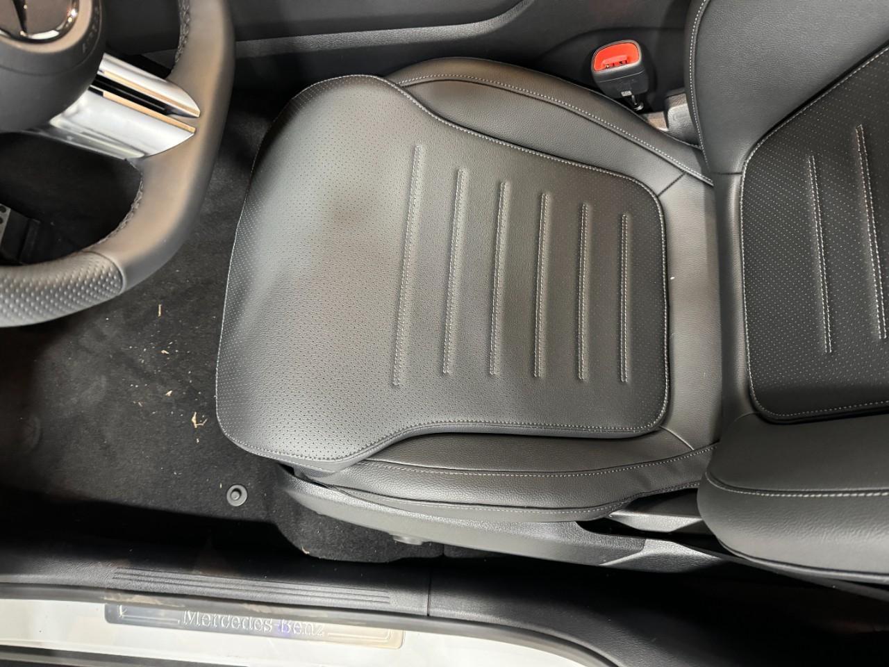 Mercedes-Benz GLC Vehicle Full-screen Gallery Image 25