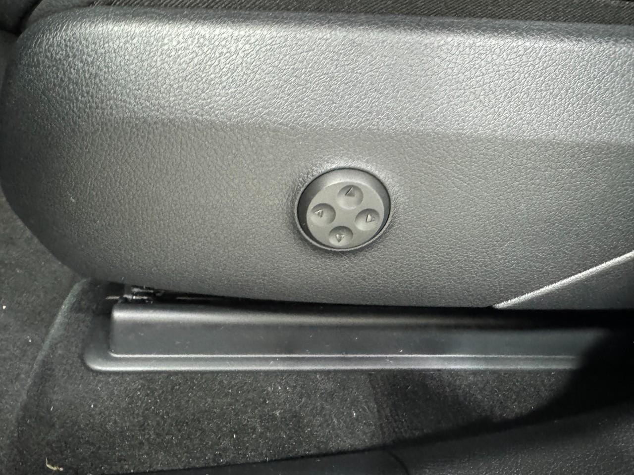 Mercedes-Benz GLC Vehicle Full-screen Gallery Image 26