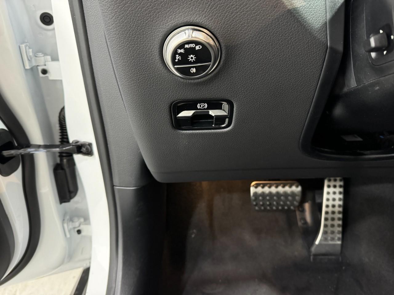 Mercedes-Benz GLC Vehicle Full-screen Gallery Image 27