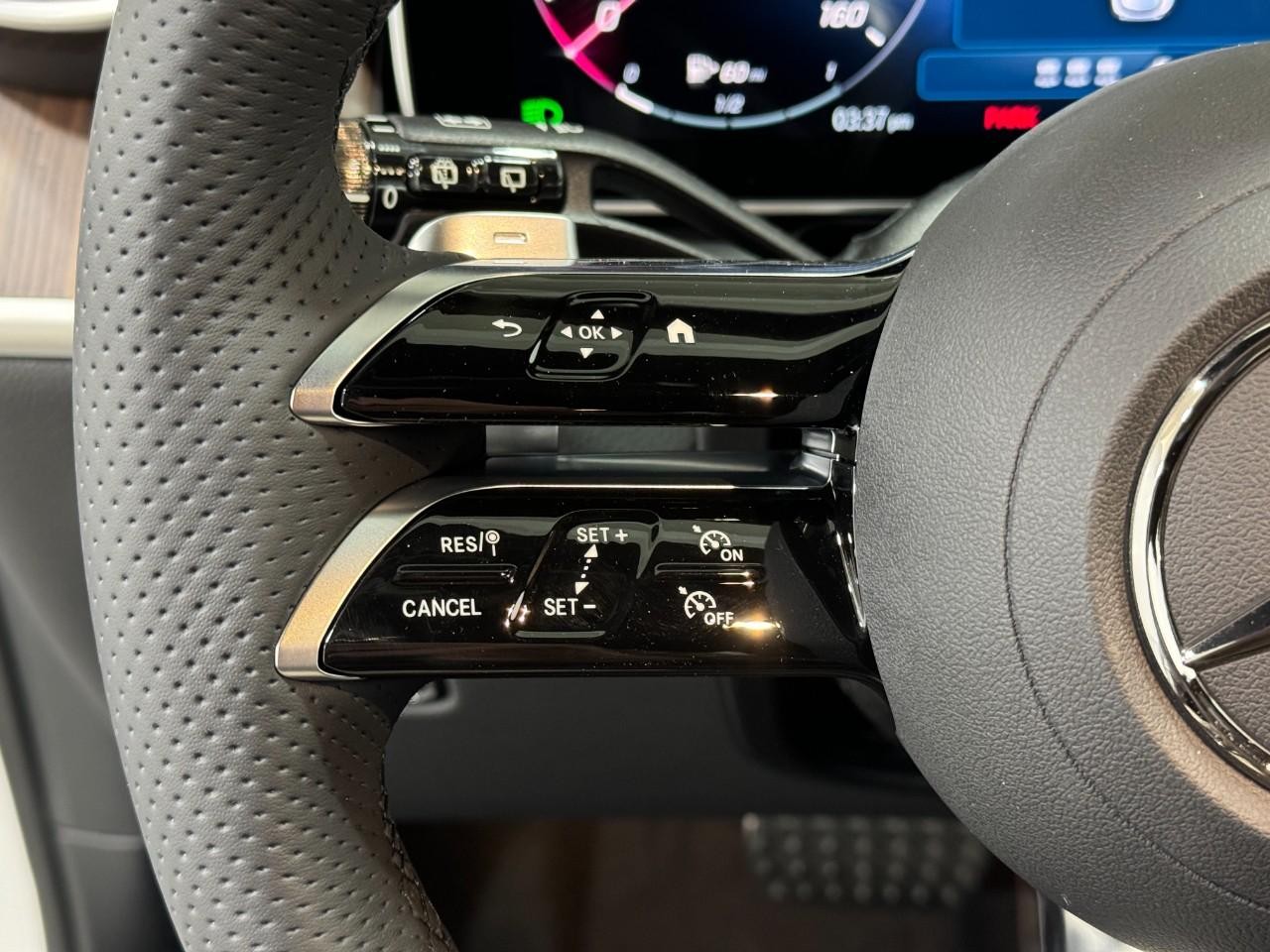 Mercedes-Benz GLC Vehicle Full-screen Gallery Image 28