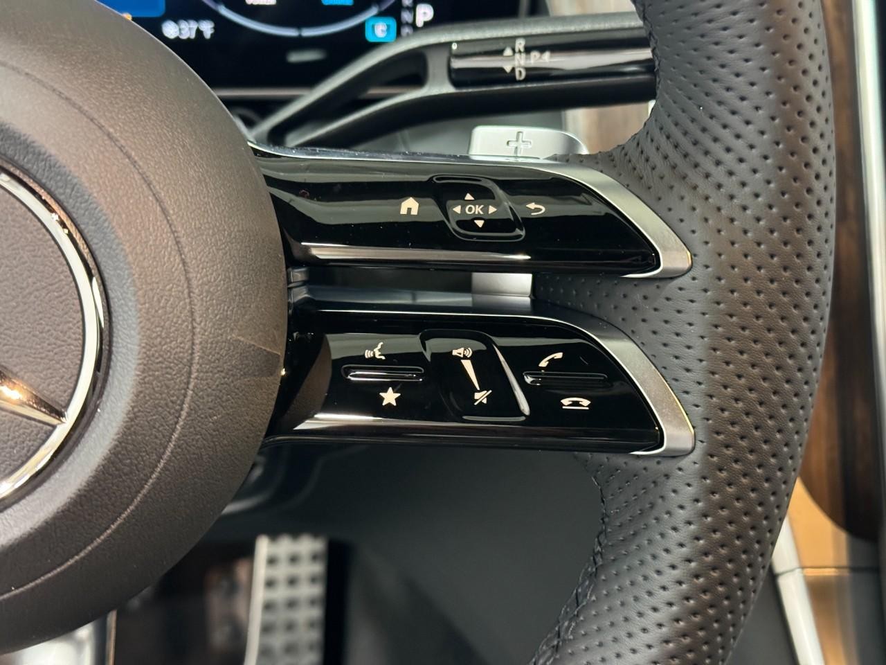 Mercedes-Benz GLC Vehicle Full-screen Gallery Image 29