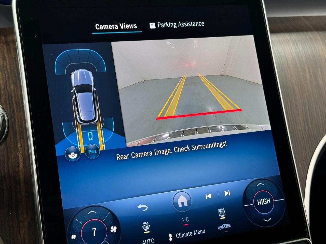 Mercedes-Benz GLC Vehicle Full-screen Gallery Image 32