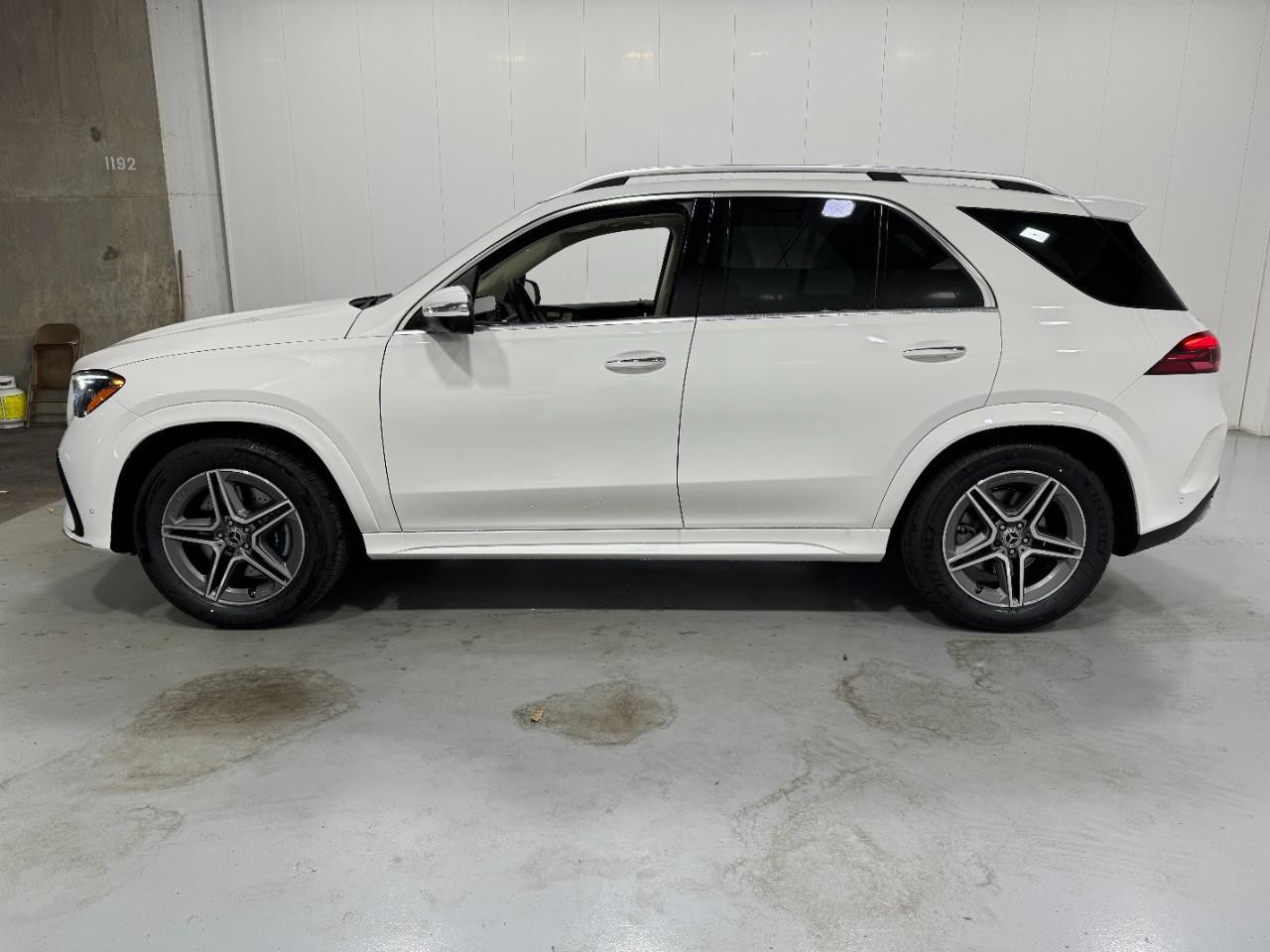 Mercedes-Benz GLE Vehicle Full-screen Gallery Image 2