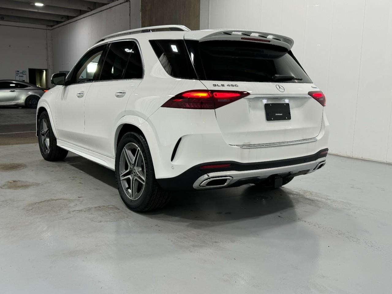 Mercedes-Benz GLE Vehicle Full-screen Gallery Image 3