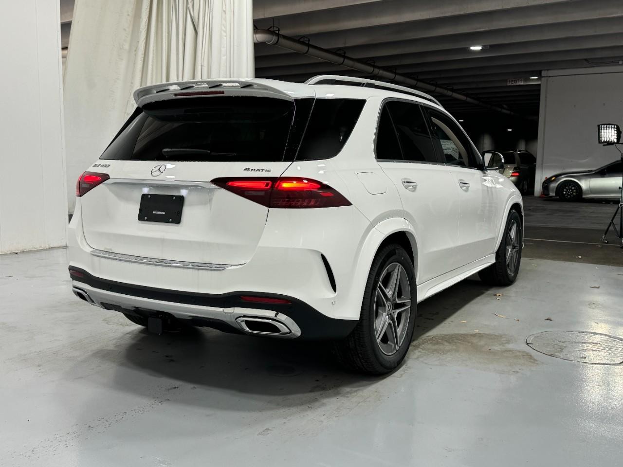 Mercedes-Benz GLE Vehicle Full-screen Gallery Image 4