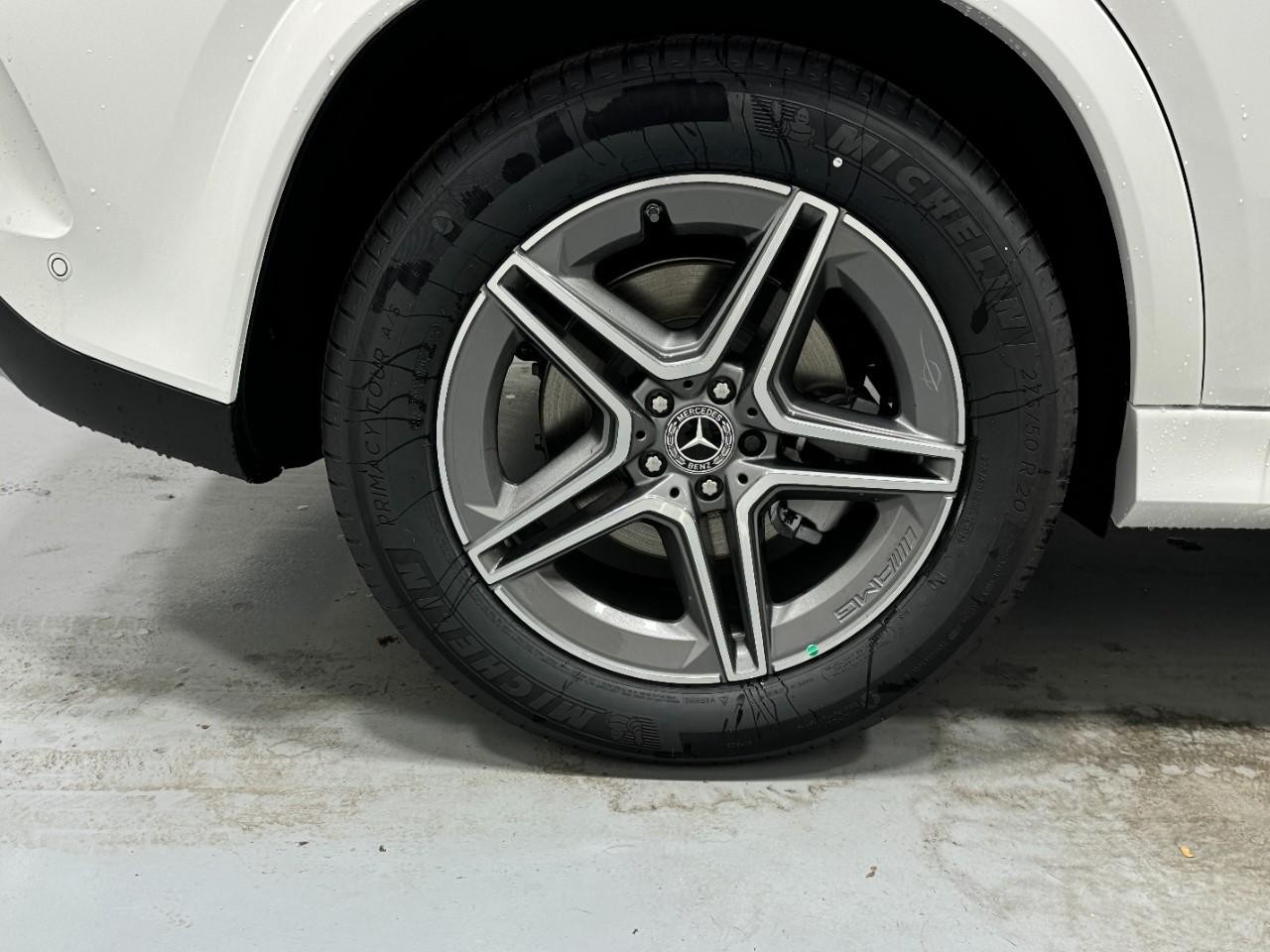 Mercedes-Benz GLE Vehicle Full-screen Gallery Image 5