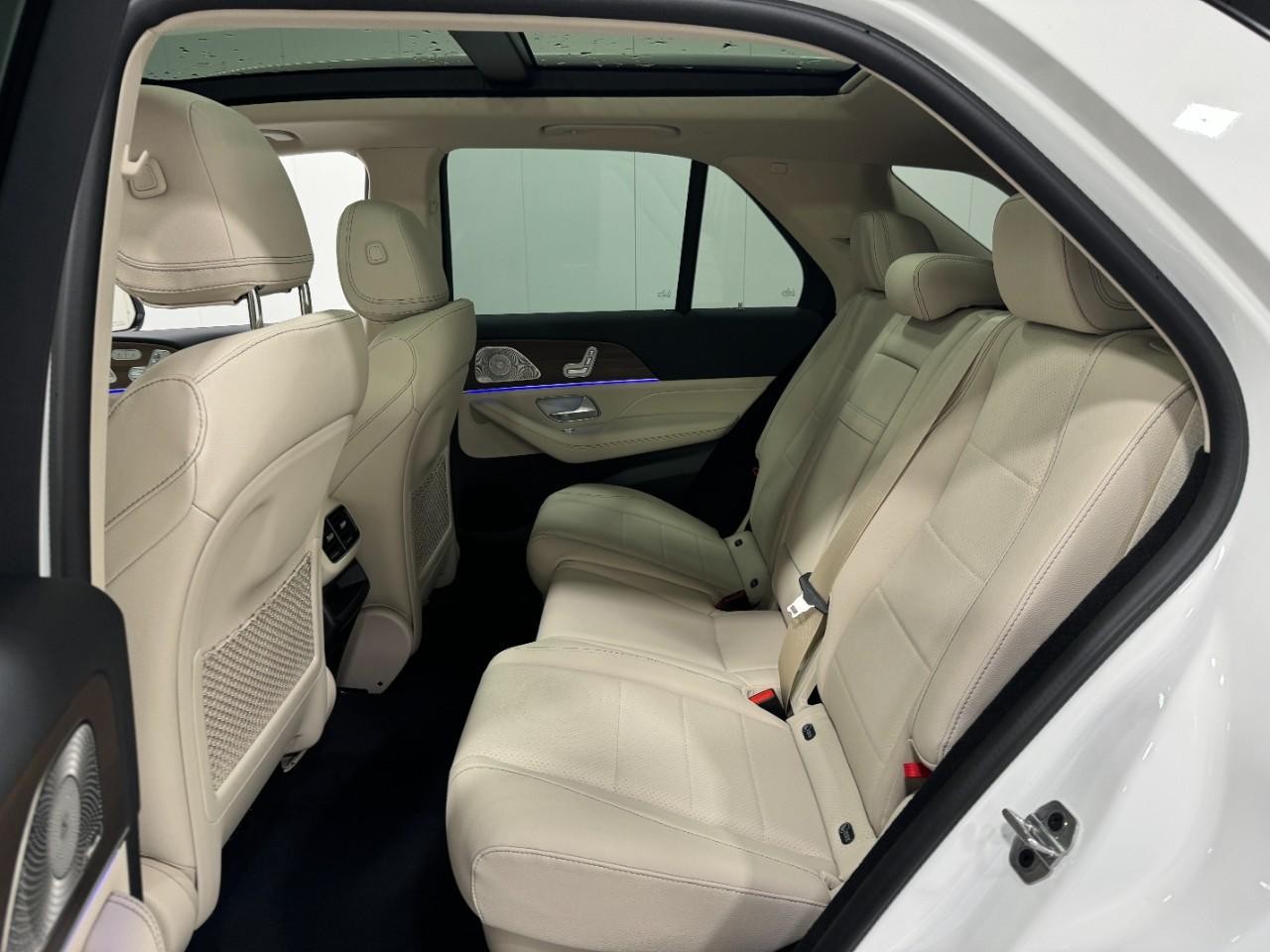 Mercedes-Benz GLE Vehicle Full-screen Gallery Image 8