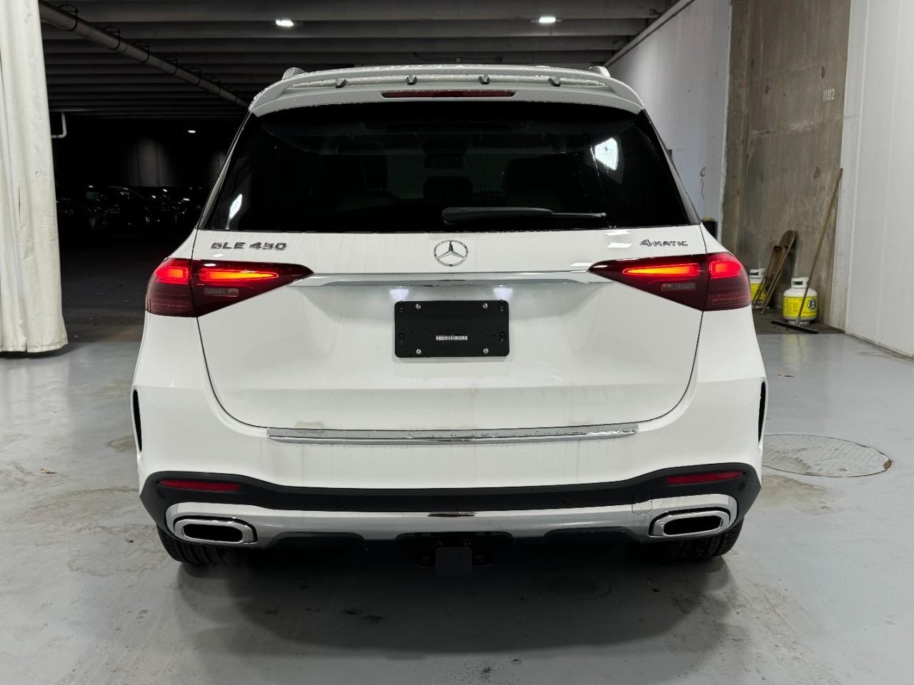 Mercedes-Benz GLE Vehicle Full-screen Gallery Image 9