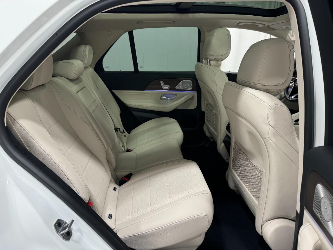 Mercedes-Benz GLE Vehicle Full-screen Gallery Image 10