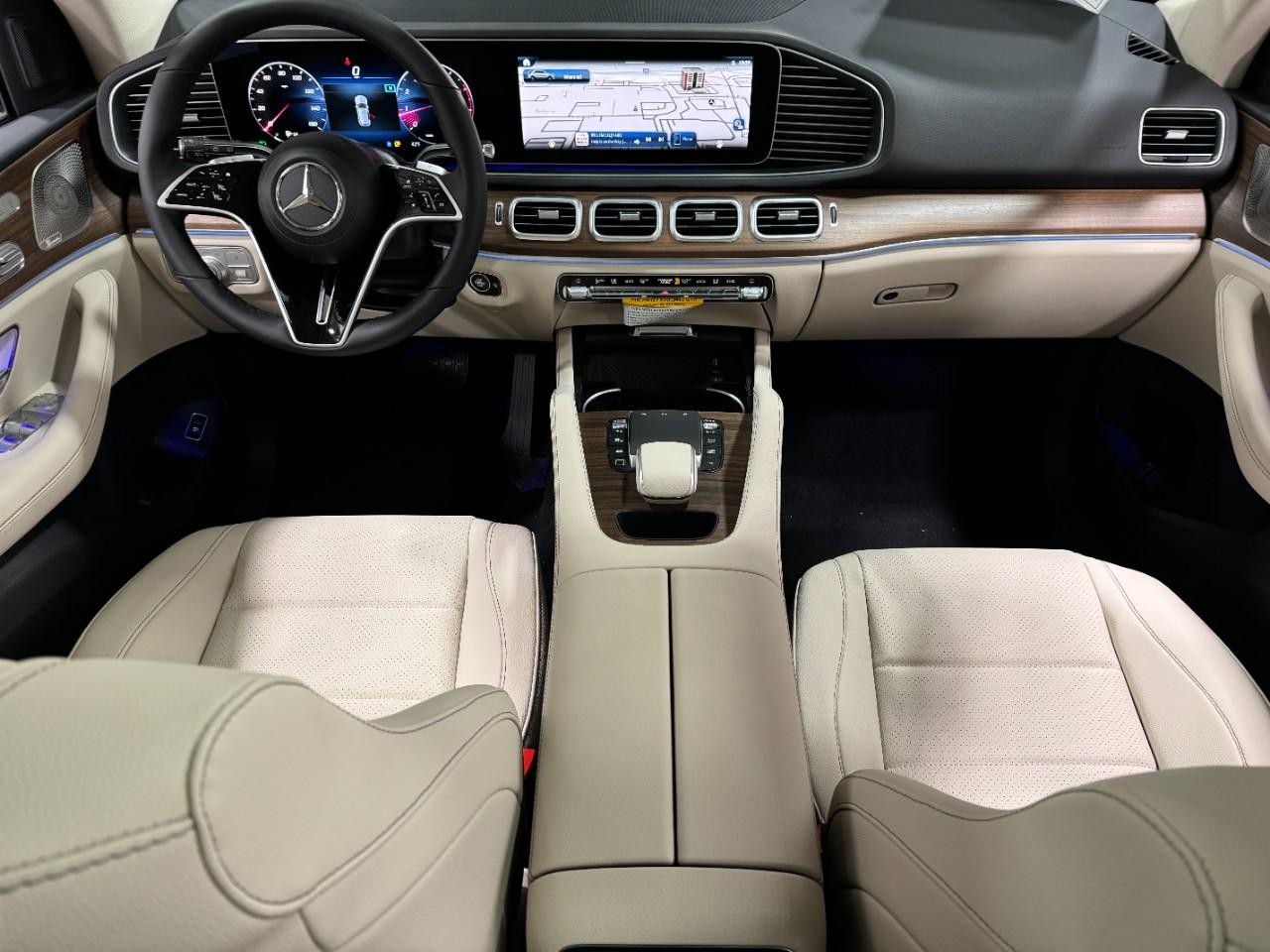 Mercedes-Benz GLE Vehicle Full-screen Gallery Image 12