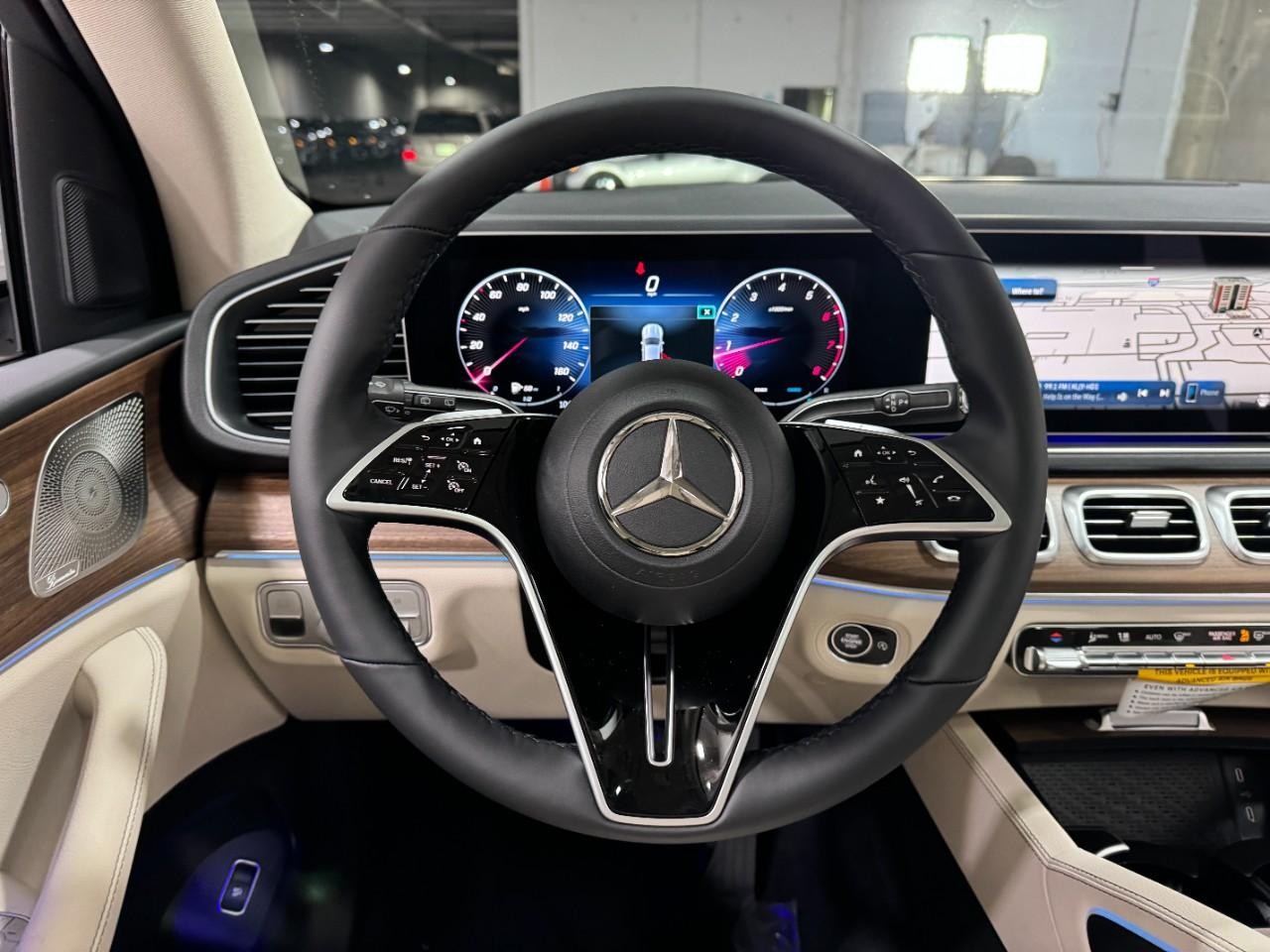 Mercedes-Benz GLE Vehicle Full-screen Gallery Image 13