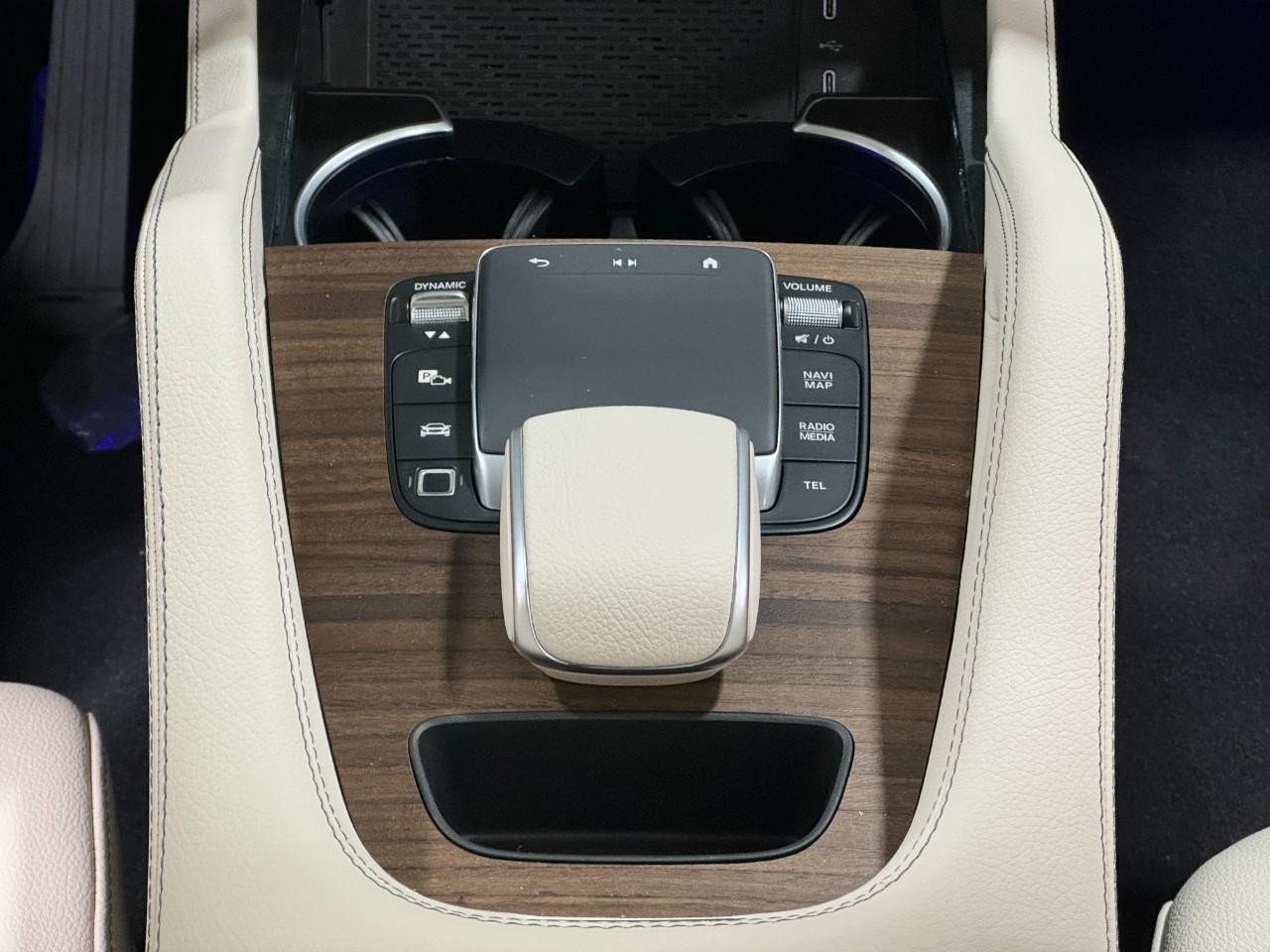 Mercedes-Benz GLE Vehicle Full-screen Gallery Image 16