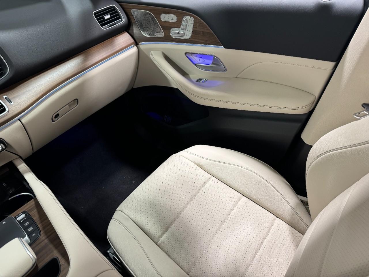 Mercedes-Benz GLE Vehicle Full-screen Gallery Image 17