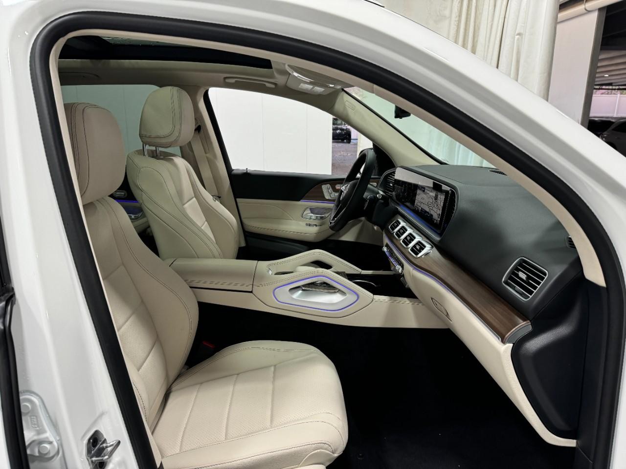 Mercedes-Benz GLE Vehicle Full-screen Gallery Image 18