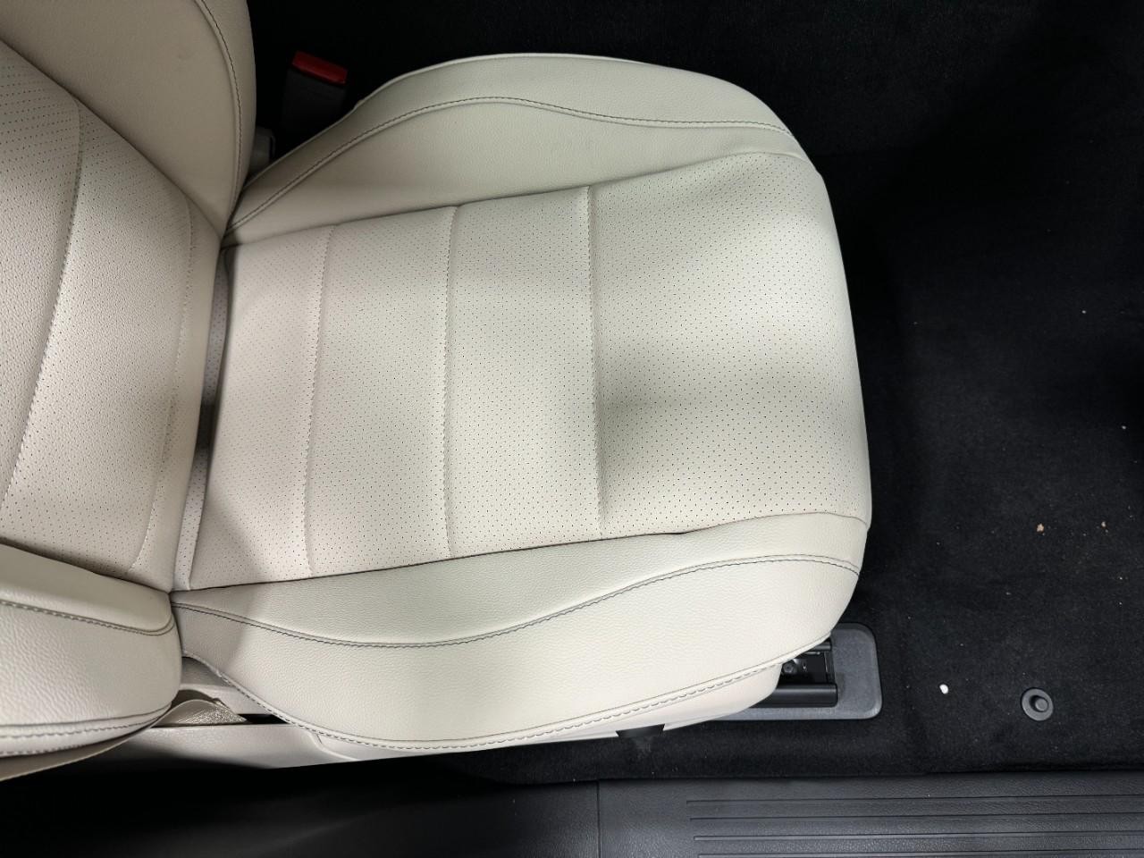 Mercedes-Benz GLE Vehicle Full-screen Gallery Image 19