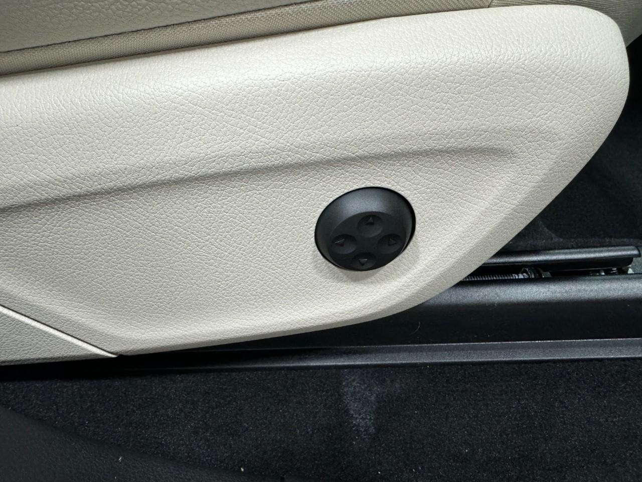 Mercedes-Benz GLE Vehicle Full-screen Gallery Image 20