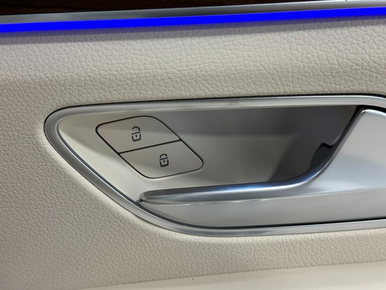 Mercedes-Benz GLE Vehicle Full-screen Gallery Image 22