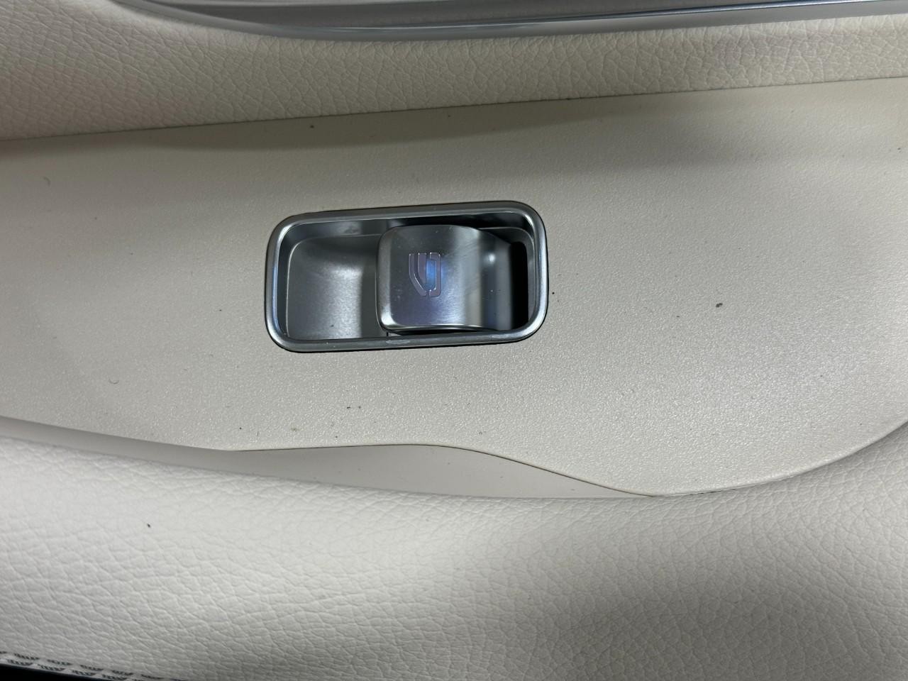 Mercedes-Benz GLE Vehicle Full-screen Gallery Image 23