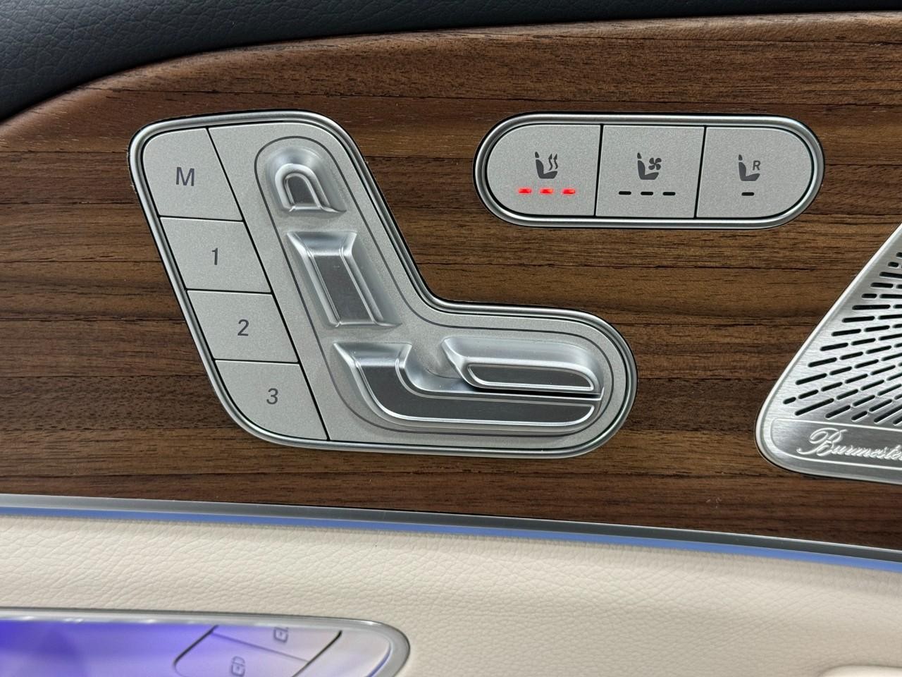 Mercedes-Benz GLE Vehicle Full-screen Gallery Image 25