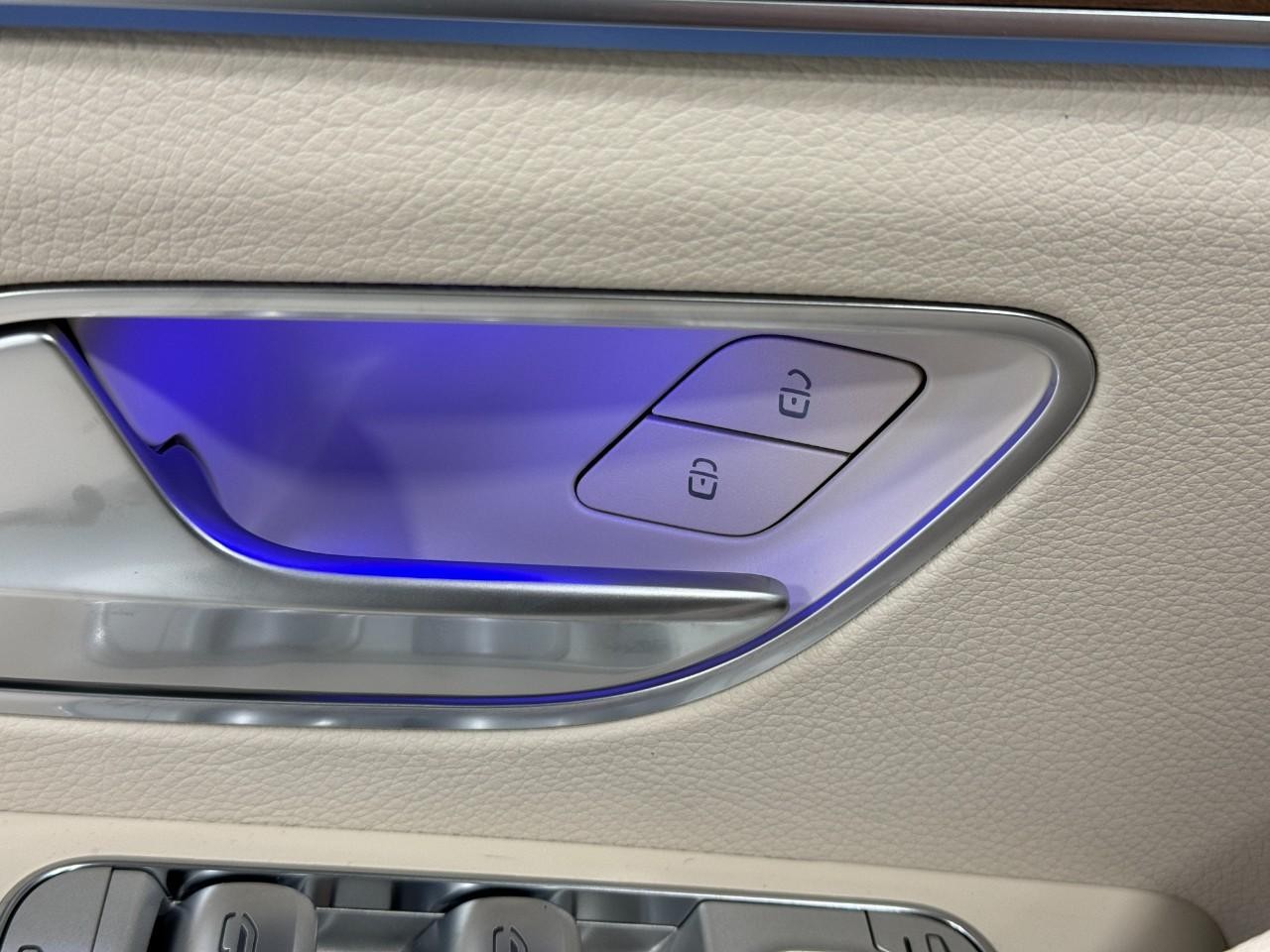 Mercedes-Benz GLE Vehicle Full-screen Gallery Image 26