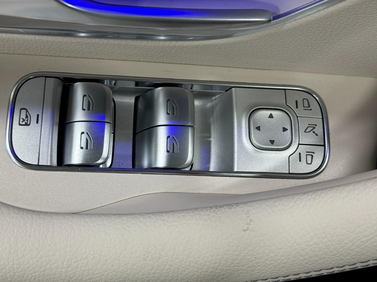 Mercedes-Benz GLE Vehicle Full-screen Gallery Image 27